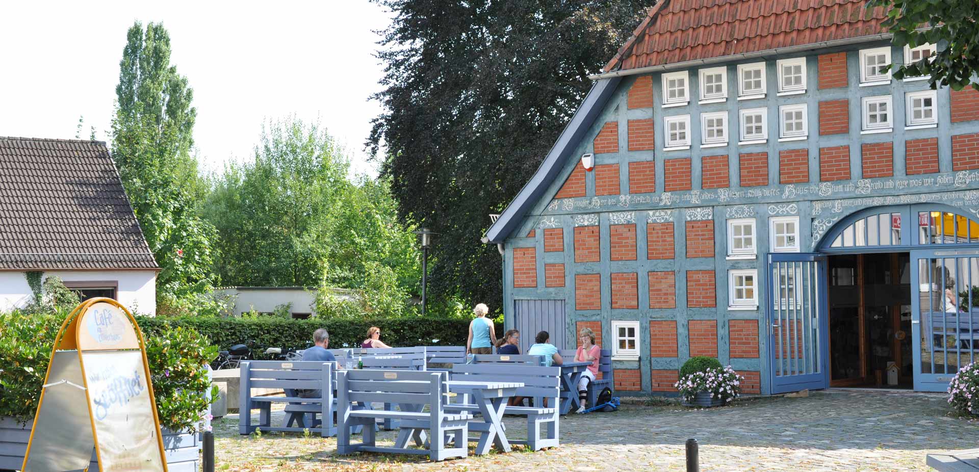 Café im Clüverhaus Außenaufnahme vom denkmalgeschützten Bauernhaus